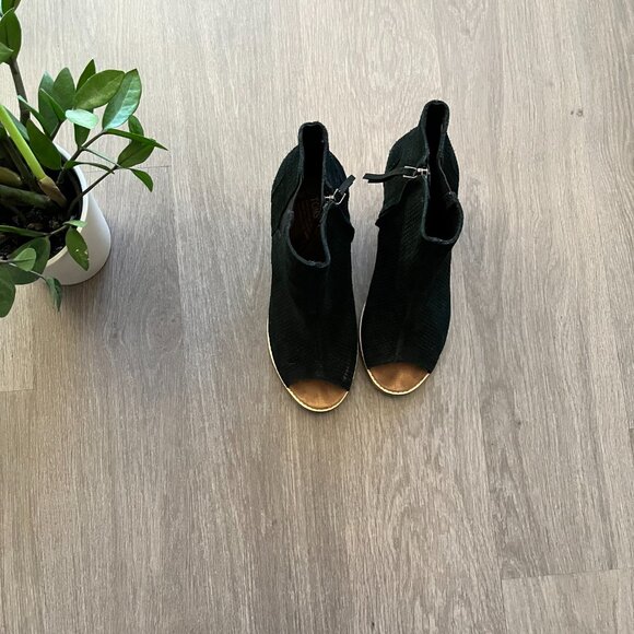 Tom Black Suede Open-Toed Chunky Heel Sandals with Zipper Closure - Picture 10 of 10